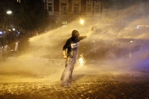 "Dobrodošli v peklu," v Hamburgu pozdravljajo vrh G20; poškodovanih 76 policistov