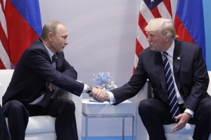 Trump zanika, da bi načrtoval državni udar; Putin naj bi ruskim agentom naročil, naj Trumpu pomagajo dobiti volitve 2016