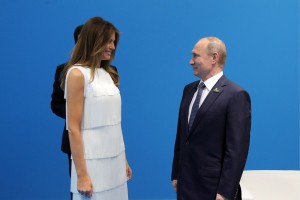 Svet se sprašuje: Kje je Melania? Rusi se norčujejo: Škoda, tako dobro se je ujela s Putinom.