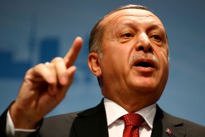 Erdogan je Grke obtožil požiga turškega mesta Smirna