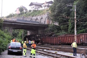 FOTO: V Kranju iztirili vagoni tovornega vlaka