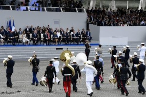 VIDEO: Vojaški orkester je Macronu in Trumpu namesto koračnice zaigral pop uspešnico