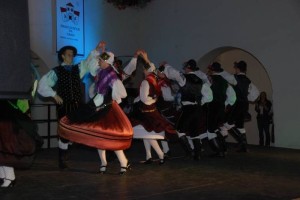 FOTO: Folklorna skupina iz Toronta navdušila v Metliki