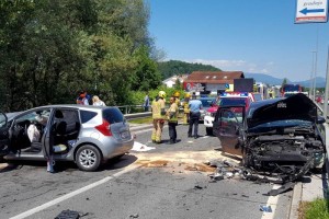 Huda nesreča na trzinski obvoznici: 72-letnica mrtva, petletnik poškodovan