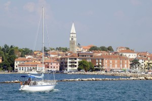 Pred Izolo zagorel in potonil čoln, italijanski potniki v paniki poskakali v vodo