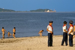 Severna Koreja izkorišča otroke za prisilno delo in to predstavlja kot "prostovoljstvo"