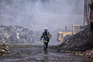 Gasilci se že vse poletje borijo s požari, vlada pa stiska pri njihovih plačah