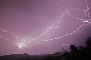 Vročinski val se je končal z nevihtami: udari strele, toča, odkrite strehe...