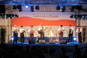 Tamburanje va Kostele drevi začenja z muzikanti