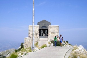 Požar v Črni Gori ogroža sloviti Njegošev mavzolej na Lovčenu