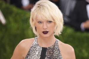 Taylor Swift dobila tožbo proti radijcu, ki jo je grabil za zadnjico