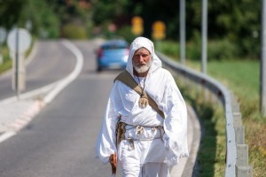 FOTO: Madžar gre peš v Vatikan papeža prosit, naj izkorenini zlo