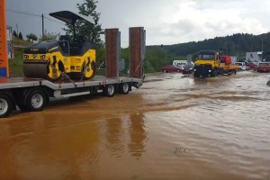 Neurja odkrivajo strehe, v Litiji je plaz zasul avto, v Trebnjem poplave