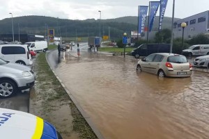 VIDEO: Včerajšnje neurje na Dolenjskem povzročilo kar nekaj preglavic