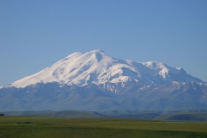 Kavkaški Elbrus zaradi plazu odrezan od sveta, ujetih okoli 7700 ljudi