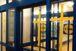 Afera križi: Trgovino Lidl polepili s križi