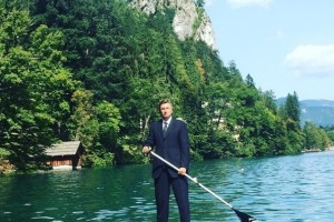 Erjavec podpira Pahorja: Supanje po Blejskem jezeru je del odnosov z javnostmi