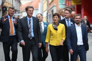 Cerar Majo Makovec Brenčič pošilja v boj s "carjem Instagrama"