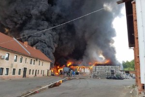 AVDIO: Arso, se hecate?! Na zemljini ob požaru v Zalogu pri Straži ni nastala okoljska škoda?? 