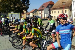 FOTO: 86 tekmovalcev se je s kolesi družno pognalo na Javorovico 