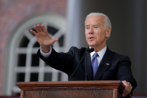 Biden po obtožbah o otipavanju žensk obljublja, da bo bolj spoštljiv do zasebnega prostora ljudi