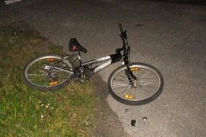 V nesreči poškodovan kolesar