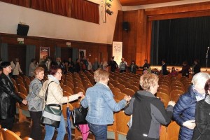 FOTO: Tudi v Črnomlju drevesa odeta v rožnate pletenine