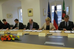 VIDEO : V Črnomlju in Novem mestu podpisana protokola za Južni del 3.razvojne osi 