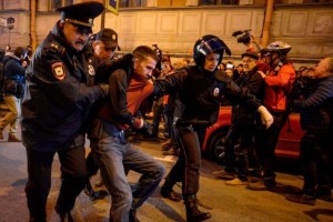 Na Putinov rojstni dan ruska policija prijela več kot 270 protestnikov