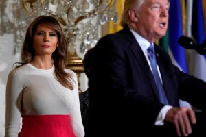 People: Melania sovraži pretresov polno življenje v Trumpovi Beli hiši