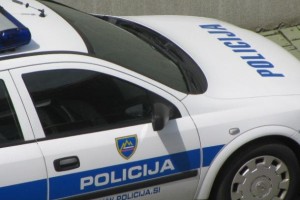 V audiju divje bežal pred policisti, na Lukovici pa beg končal s trčenjem v ograjo