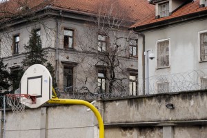 Še en balkanski bojevnik je dobil odškodnino zaradi obupnih razmer v priporu