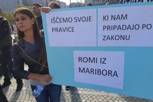 FOTO: Okoli 100 Romov pred parlamentom