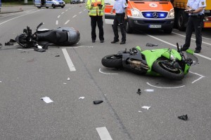 Huda nesreča v Bitnjah pri Bohinjski Bistrici: trčila motorista in avto