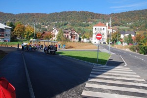 FOTO: V Semiču prenovljena povezovalna cesta pri osnovni šoli