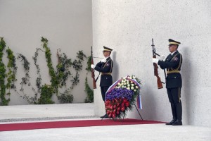 Državni vrh ob salvah častne čete položil vence na Kongresnem trgu