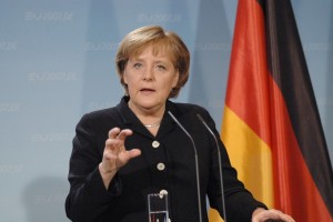 Angela Merkel odločno zavrača možnost predčasnih volitev; na SPD pritiskajo, naj gre v koalicijo