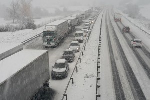 Snežni kaos: primorska avtocesta kar pet ur zaprta