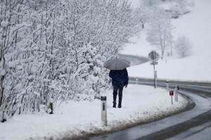 Sneg nižine le pobelil, marsikje je že izginil