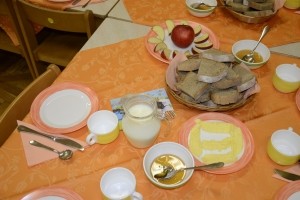 Kruh z maslom in medom, jabolko in mleko