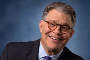 Po republikancu Mooru spolnega napada obtožen še demokratski senator Franken