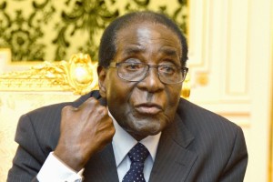 Padli diktator Mugabe prodaja svoje traktorje, kombajne in limuzine