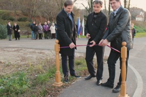 FOTO: Pločnik bo izboljšal prometno varnost in povezal kraj