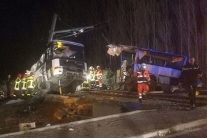 V trčenju vlaka in šolskega avtobusa v Franciji mrtvi in ranjeni