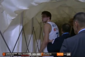 Luka, kaj delaš?! Dončić skoraj zlomil nos nasprotniku, bil izključen in se znesel nad tunelom (VIDEO)