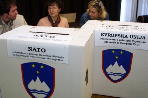 Volivci pred 15 leti na referendumu prepričljivo za EU in Nato