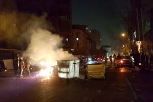 AI: Iranske oblasti so med protesti ubile več kot 300 ljudi