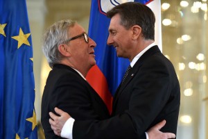 Potrti Juncker je potožil, kako zelo trpi zaradi mejnega spora med Slovenijo in Hrvaško