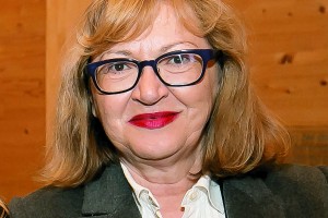 Širjenje praznoverja bi bilo treba sodno preganjati, ne pa tistih medijev, ki želijo o zakoncih Login govoriti drugače, kot sama želita