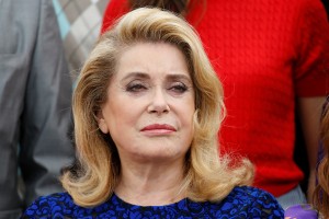 Legendarna Catherine Deneuve okreva po kapi